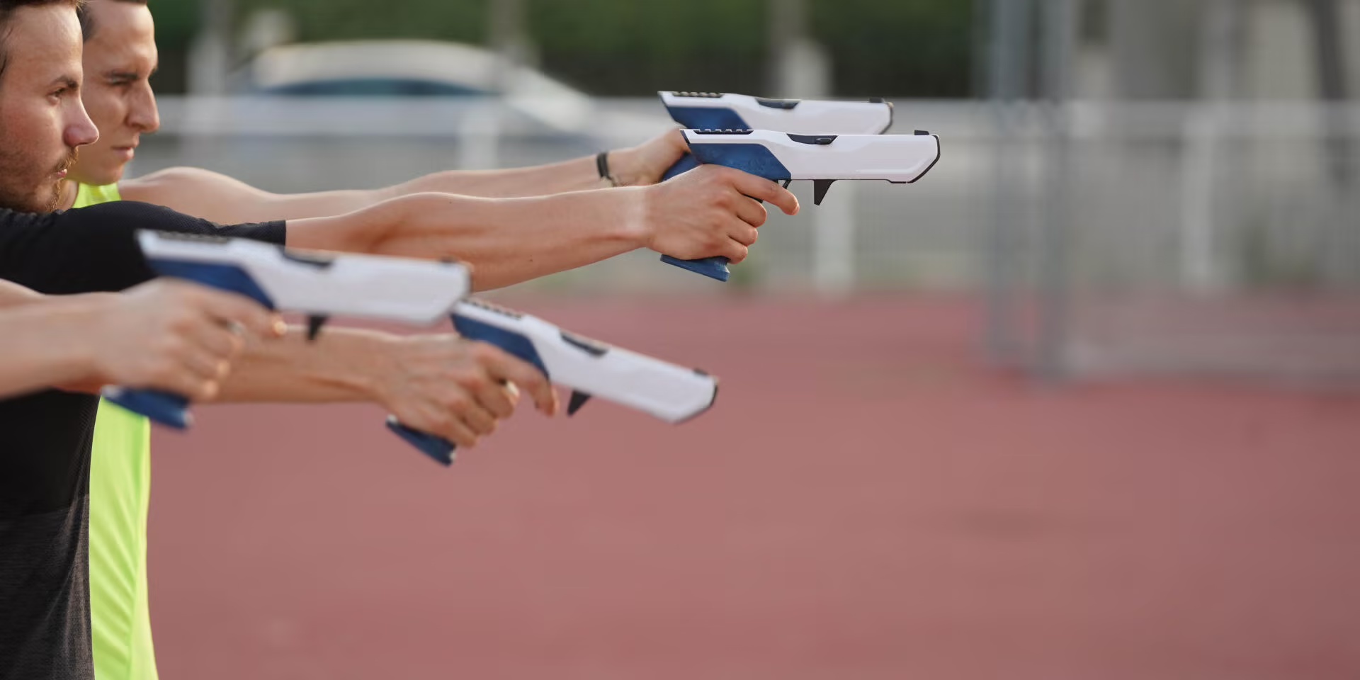 Sportifs visant avec des pistolets laser